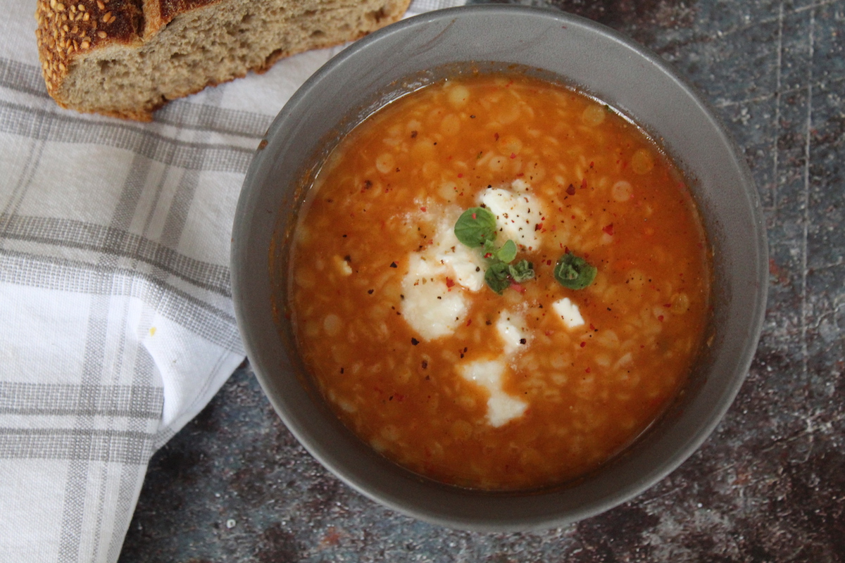 Ν.Κοκκινάκη: Μαγειρεύει υπέροχη κοτόσουπα με τομάτα