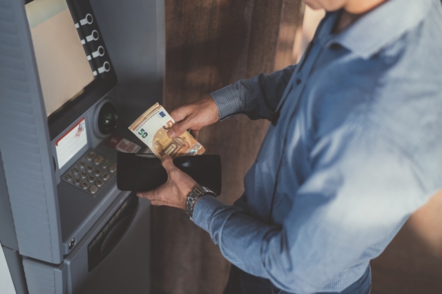 Επιδόματα: Τι πληρώνεται από e-ΕΦΚΑ και τη ΔΥΠΑ έως τις 5 Απριλίου