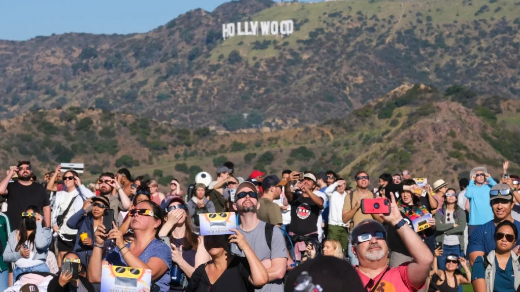 Φρενίτιδα για την ολική ηλιακή έκλειψη