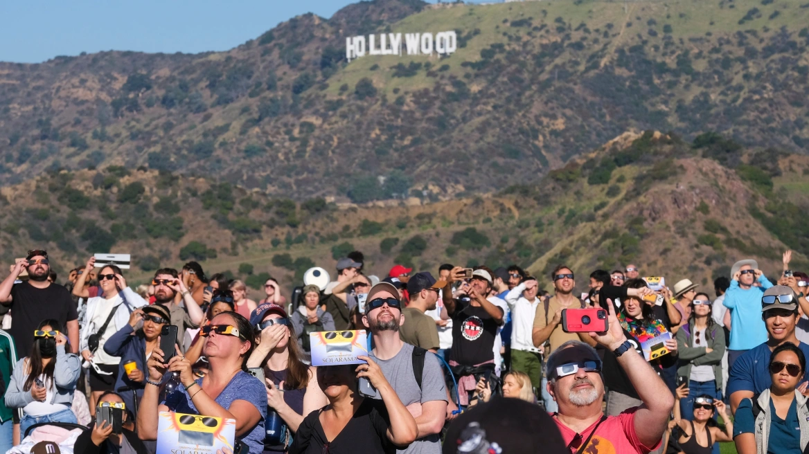 Φρενίτιδα για την ολική ηλιακή έκλειψη