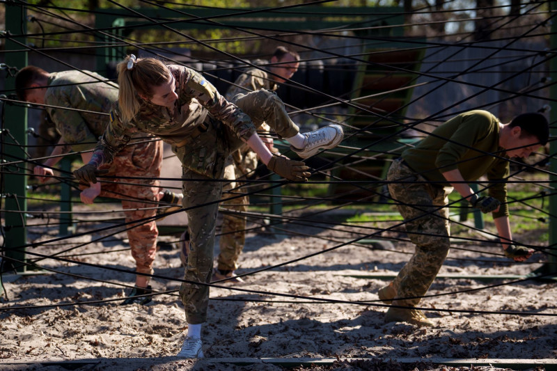 Άνδρες και γυναίκες εκπαιδεύονται στο Κίεβο για το Τάγμα Αζώφ
