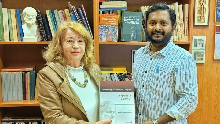 Ο Ινδός που έψαξε τα βήματα του Αριστοτέλη