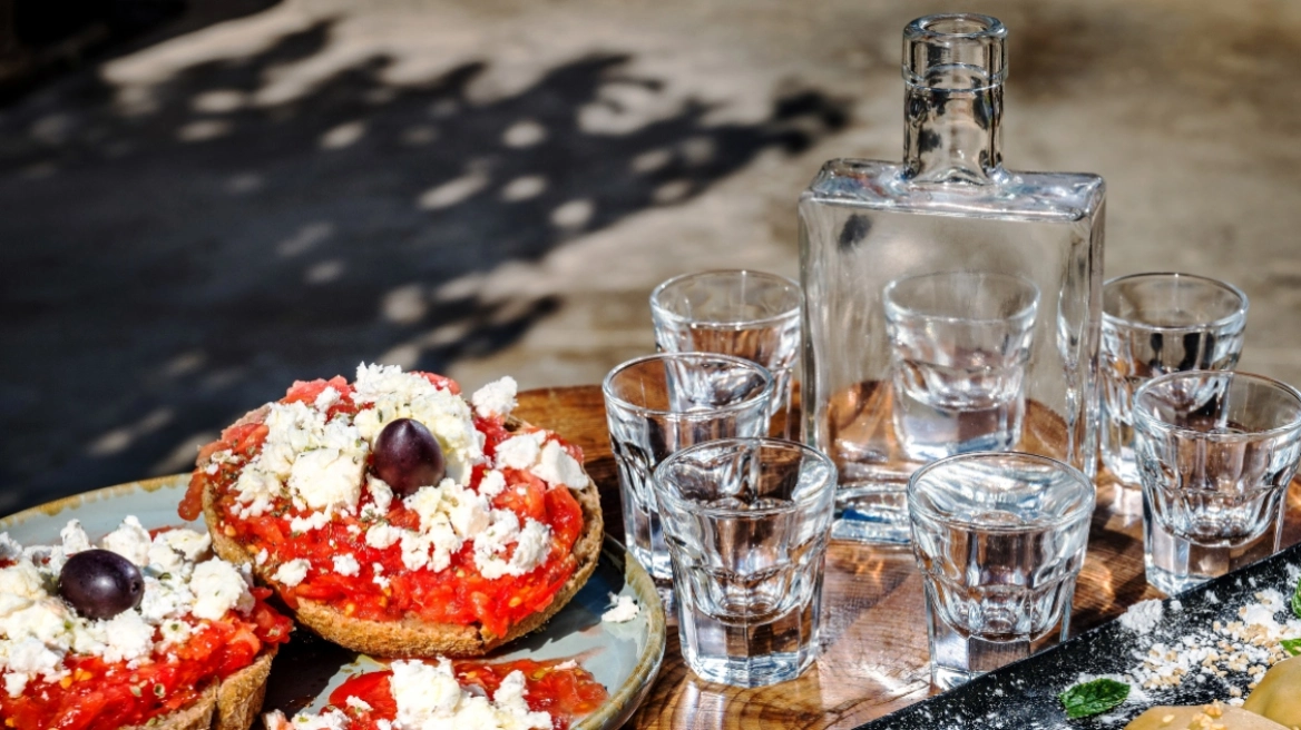 Κατέκτησε … πρωτιά ο κρητικός ντάκος στη λίστα του Taste Atlas