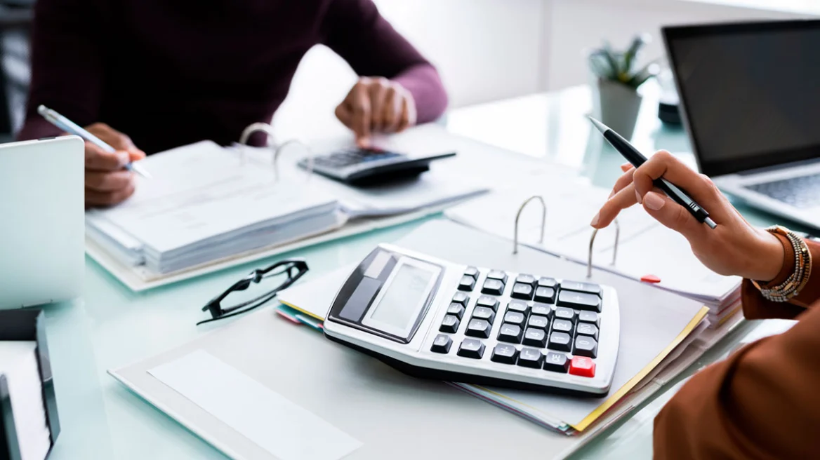 Εφορία: Εκκαθαριστικά σε φορολογούμενους και επιχειρήσεις για υποθέσεις που παραγράφονται στο τέλος του έτους