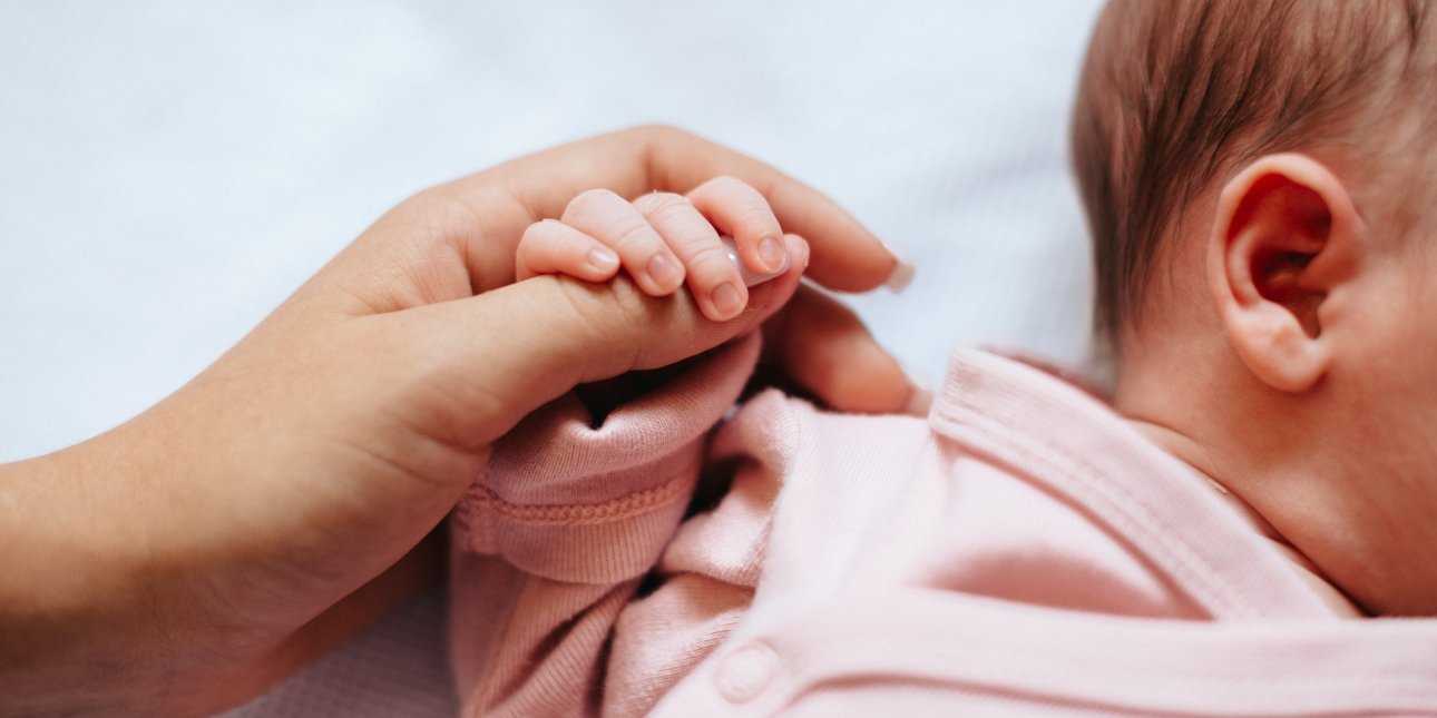 Μέχρι και 11.000 ευρώ το επίδομα για τις αυτοαπασχολούμενες μητέρες