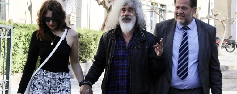 Ο Γιοκαρίνης αγκαλιά με τη σύζυγο του