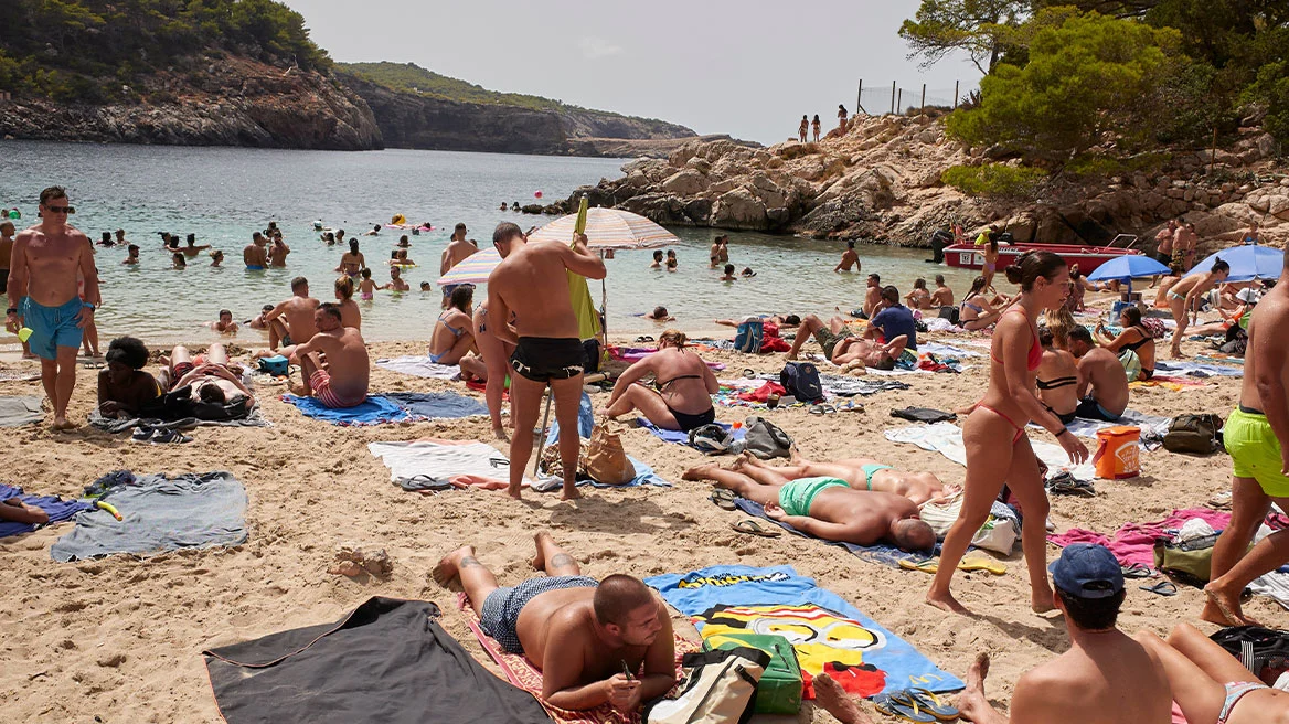 Στα αυτοκίνητα τους κοιμούνται οι ντόπιοι λόγω υπερτουρισμού στην Ίμπιζα