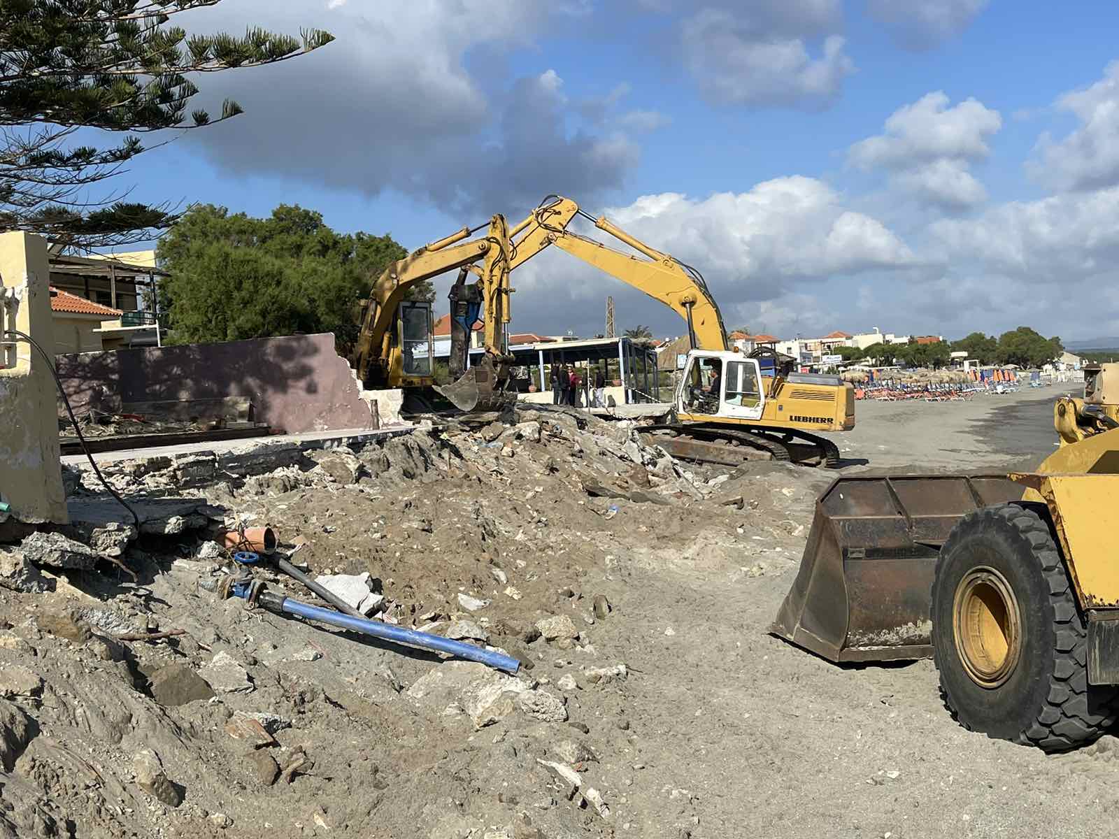 Συνεχίζονται οι … εκκαθαρίσεις στις παραλίες! Επόμενος σταθμός: Χερσόνησος