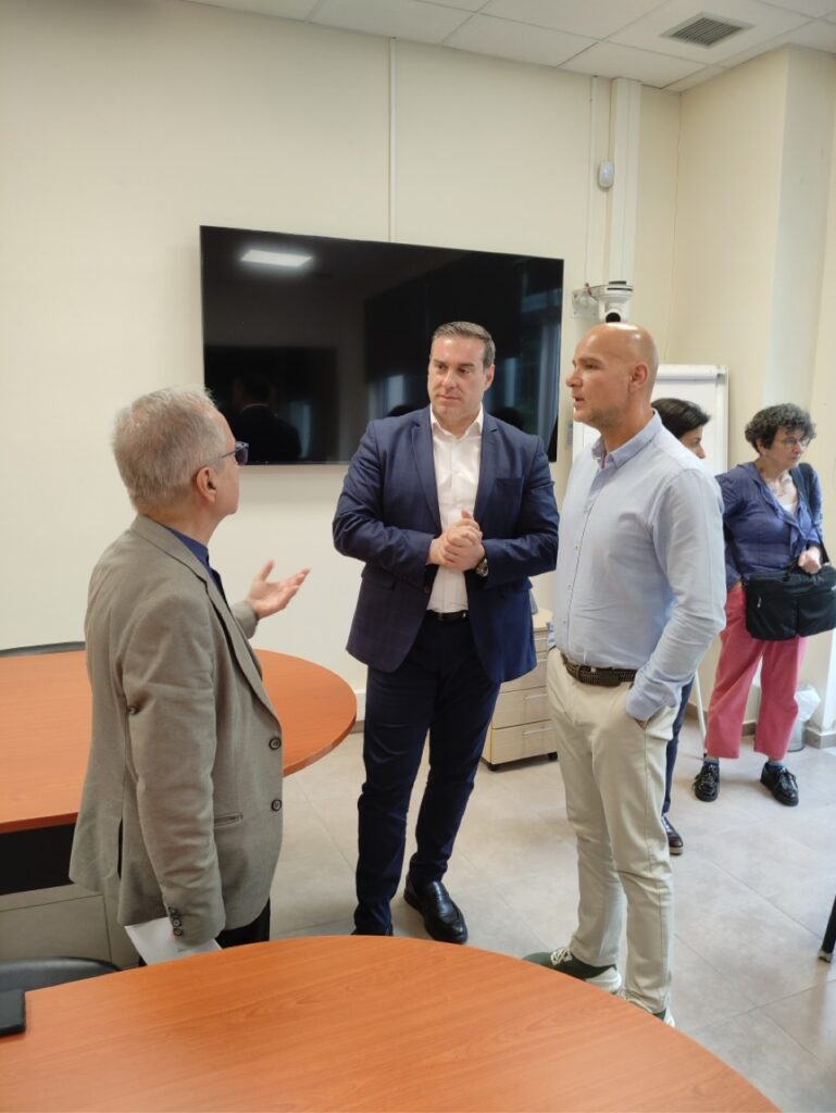 Συνεχίζει τις ενημερωτικές επισκέψεις του ο Αντιπεριφεριάρχης Διασύνδεσης με ερευνητικά ιδρύματα