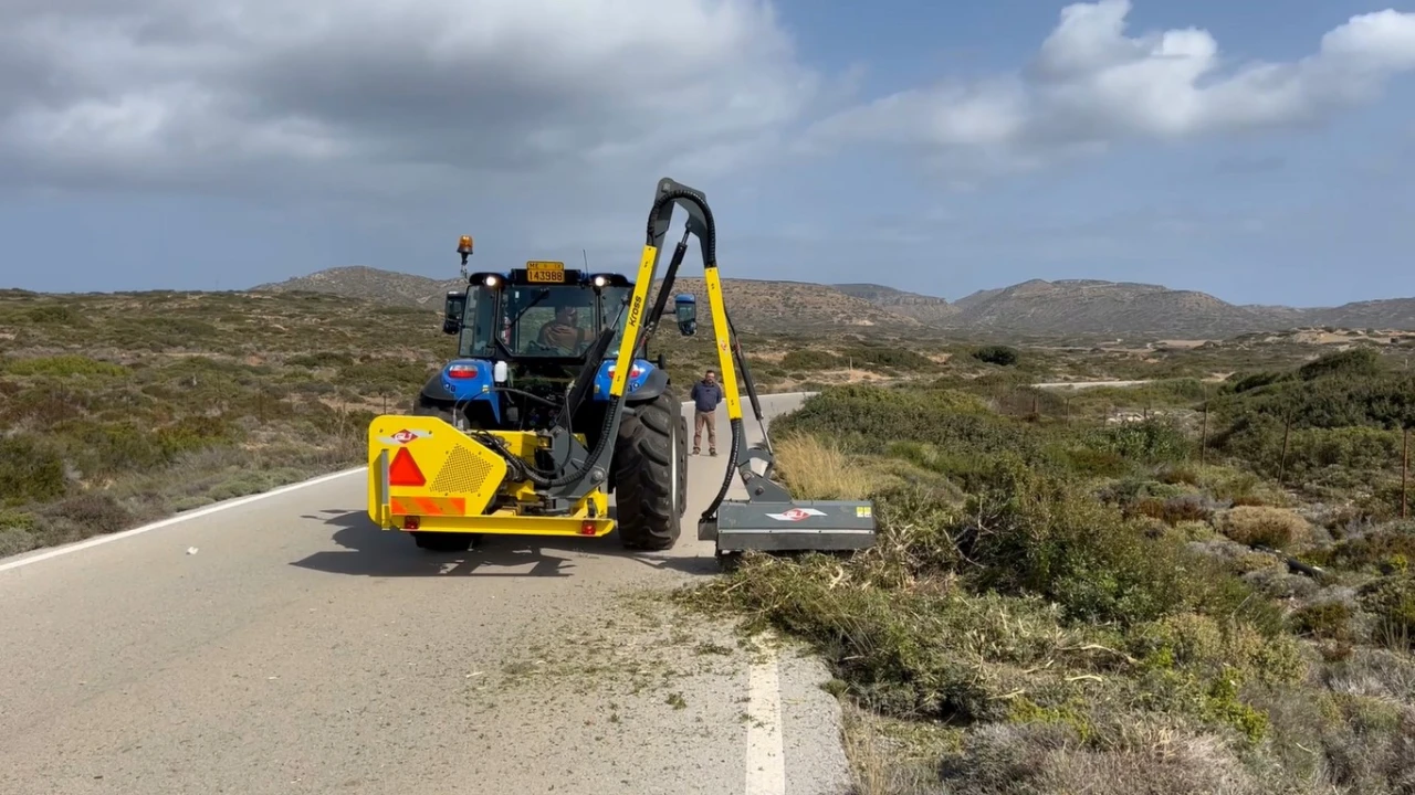 Σύγχρονο μηχάνημα καθαρισμού πρανών στην υπηρεσία του Δήμου Σητείας