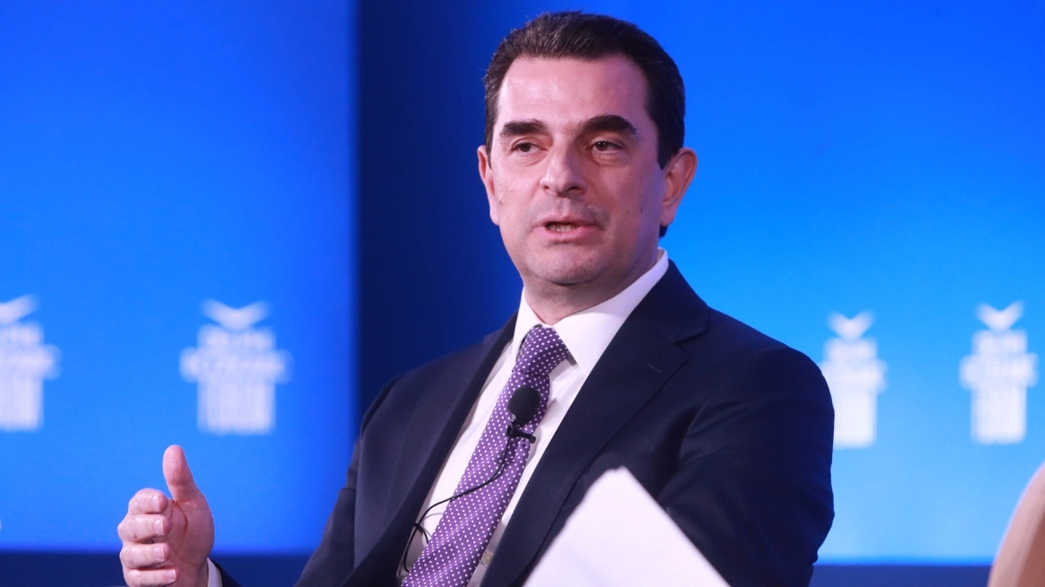 Στα περισυνά επίπεδα και χαμηλότερα το γιορτινό τραπέζι