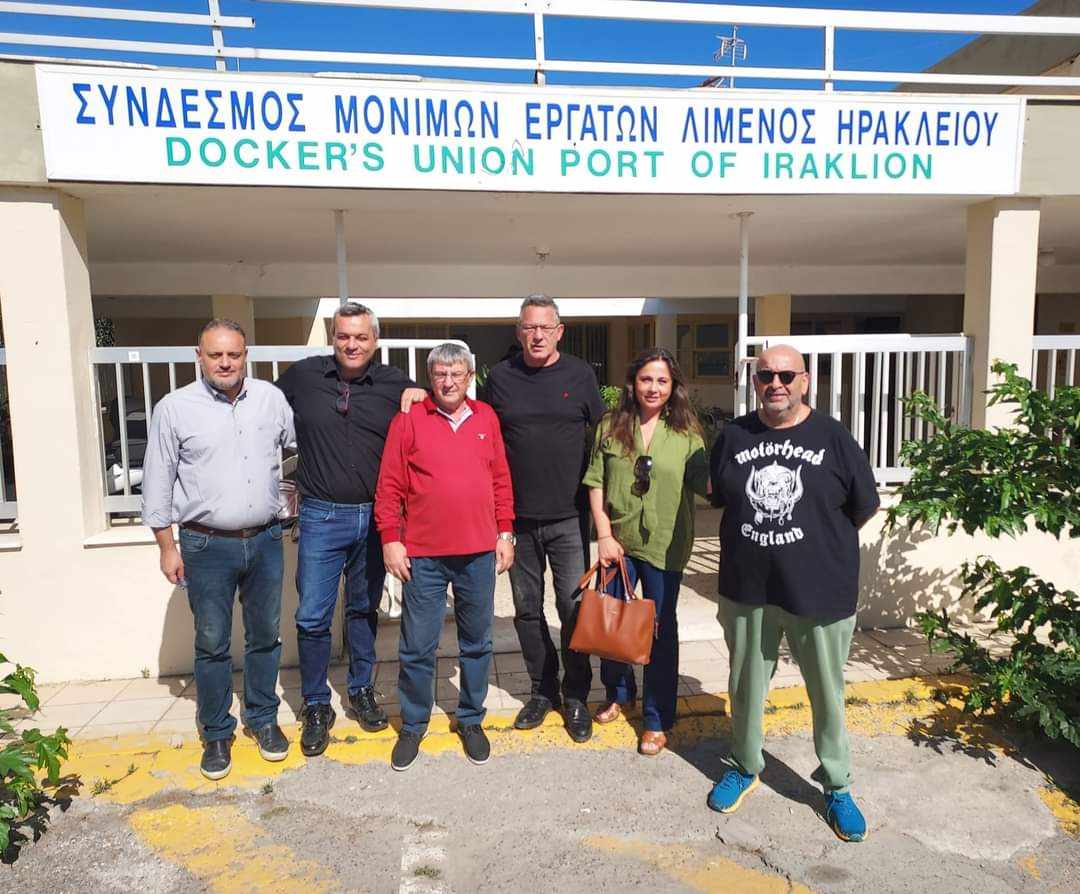 Με τους λιμενεργάτες ο Χάρης Μαμουλάκης