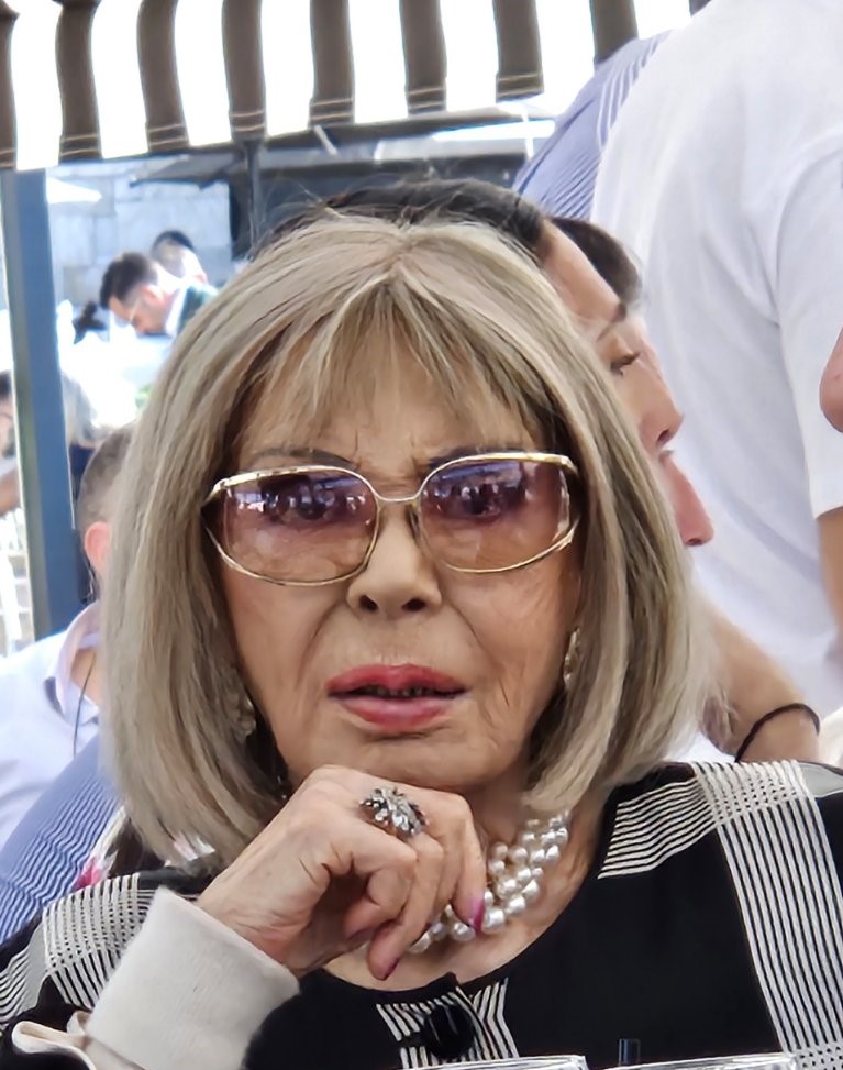 Απαστράπτουσα καλεσμένη στην Κρήτη η Ρίκα Διαλυνά