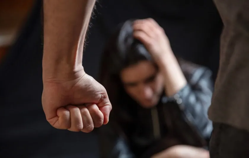 39χρονος χτυπούσε τη σύντροφο του μέσα στο αυτοκίνητο