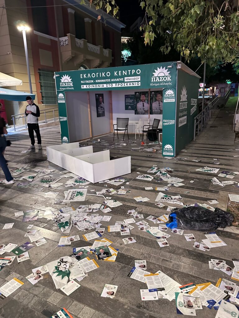 Εικόνες ντροπής στο βανδαλισμένο εκλογικό κέντρο του ΠΑΣΟΚ