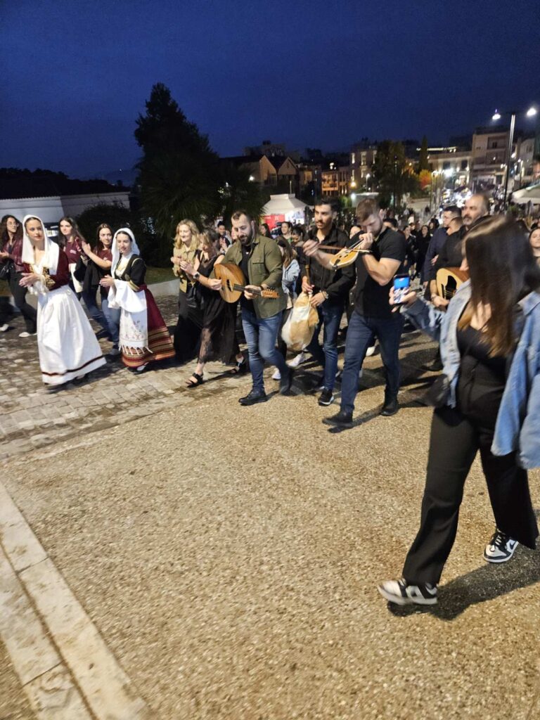 Η Ερμού γέμισε με Κρητικές μαντινάδες