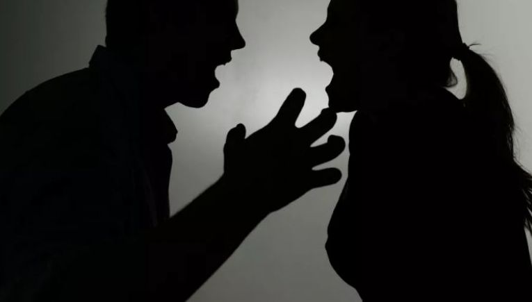 Μαχαιρώματα και… ξύλο, αλλά “όλα καλά” για ζευγάρι στο Ηράκλειο