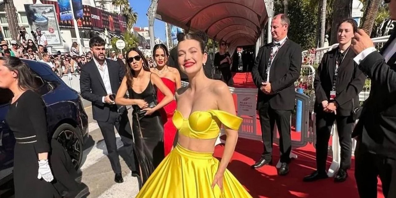 Εντυπωσιακή στο κόκκινο χαλί η Κλέλια Ανδριολάτου