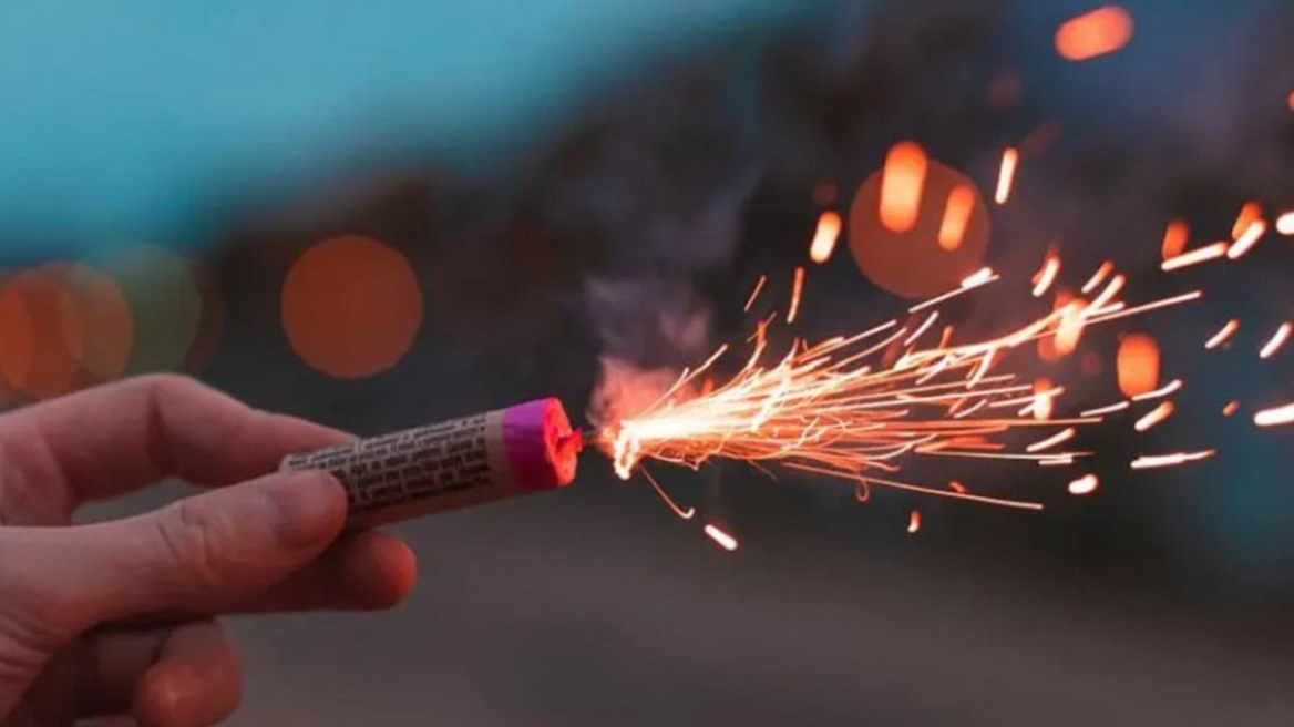 Χιλιάδες κατασχέσεις παράνομων βεγγαλικών κι εκατό συλλήψεις το Πάσχα