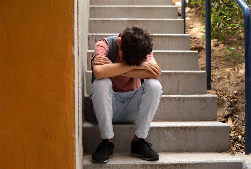 18χρονος κατήγγειλε για βιασμό το νονό του