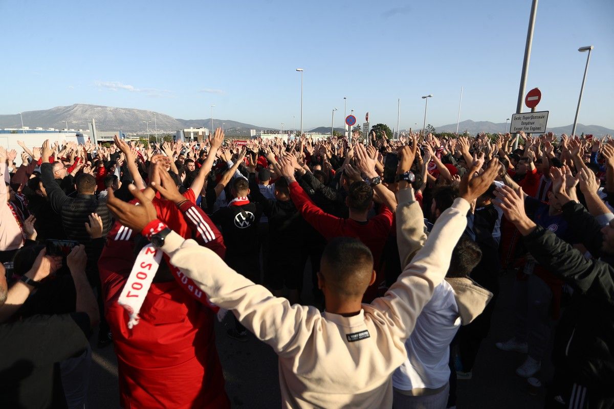 Υποδοχή… ηρώων για την αποστολή του Ολυμπιακού