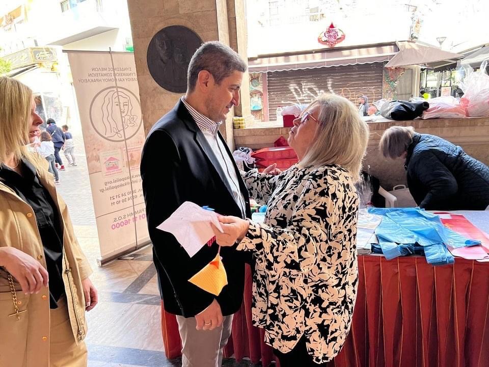 Στο παζάρι του Συνδέσμου Μελών Γυναικείων Σωματείων ο Λευτέρης Αυγενάκης