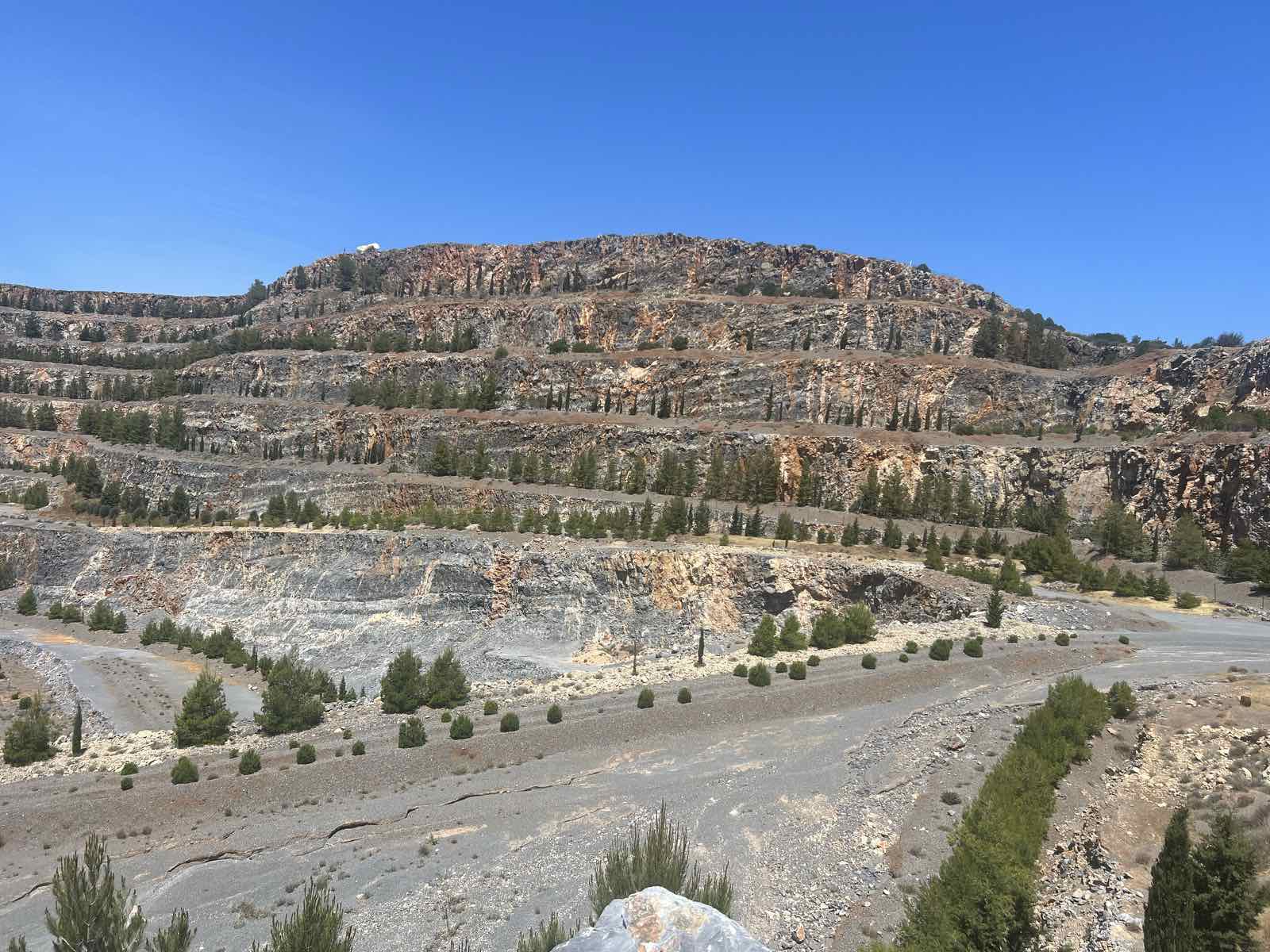 “Φωτιές” ανάβει η προοπτική νέας χρήσης του λατομείου στους “Δυο γκρεμούς”