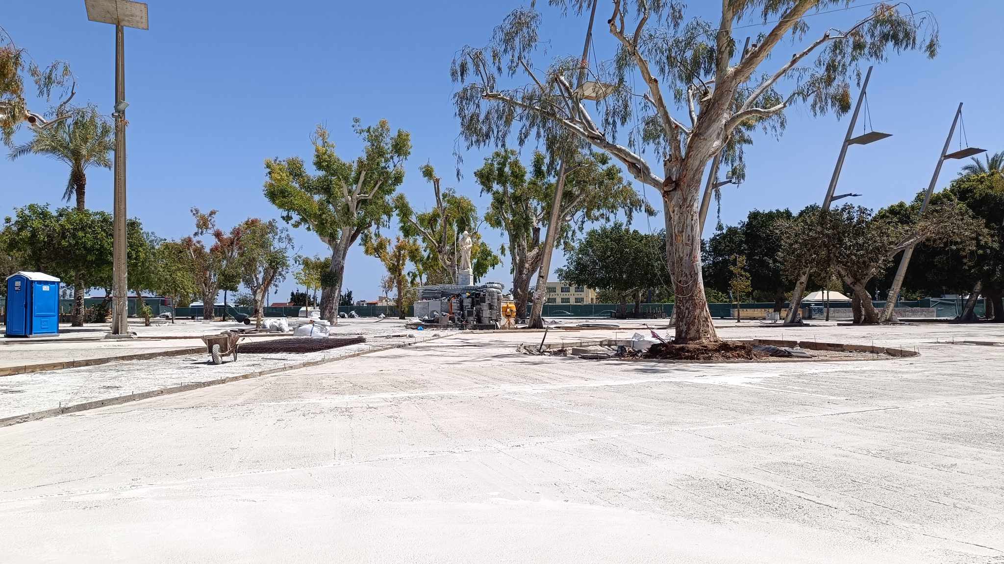 Τώρα φταίνε τα … φυτά και τα παγκάκια που δεν παραδίδεται η πλατεία Ελευθερίας!