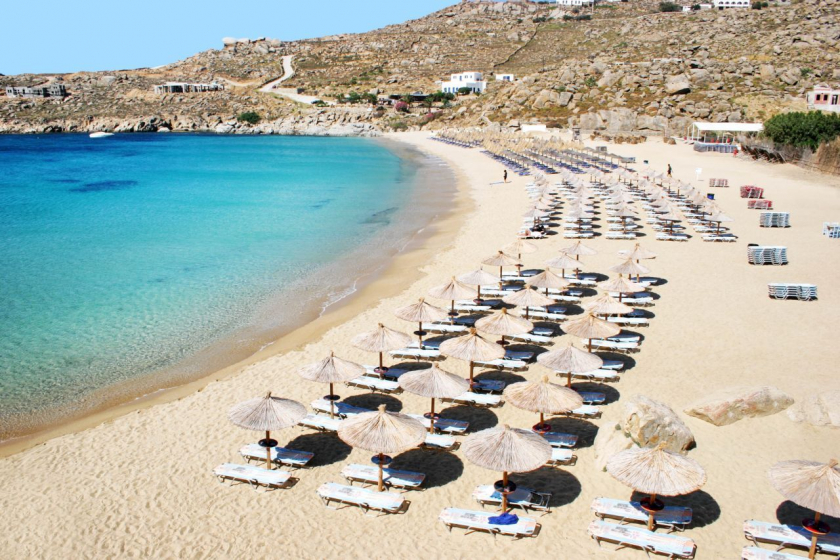 Ξεσηκωμός της … πετσέτας Hermes στη Μύκονο! Ελεύθερες οι μισές παραλίες