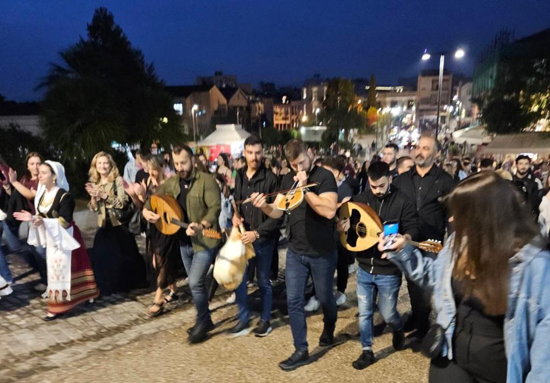 «Άρωμα» κρητικής καντάδας στην Ερμού (Photos)