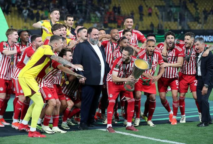 Πρώτη ελληνική ομάδα που κατακτά ευρωπαϊκό τίτλο στο ποδόσφαιρο ο Ολυμπιακός!