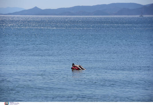 Βουτιές και αντιηλιακό για τη Δευτέρα του Πάσχα