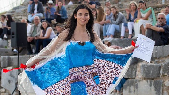 Μαθητές δημιουργούν αυτοσχέδια ενδύματα εμπνεόμενοι από μνημεία