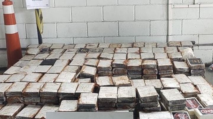 Το Πολεμικό Ναυτικό της Γαλλίας προχώρησε στην κατάσχεση 2,4 τόνων κοκαΐνης ανοικτά της Μαρτινίκας