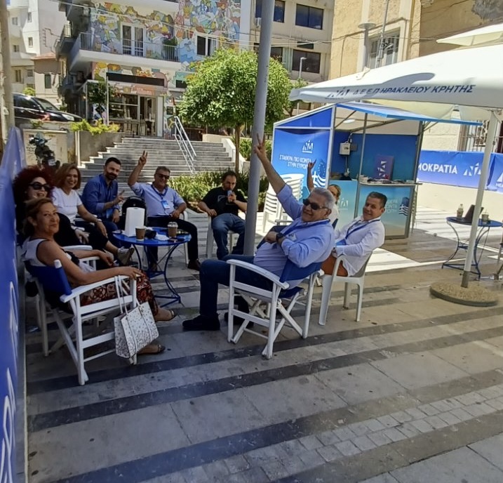 Εκλογικά περίπτερα: Βιώνουν τη μοναξιά της … παραλίας