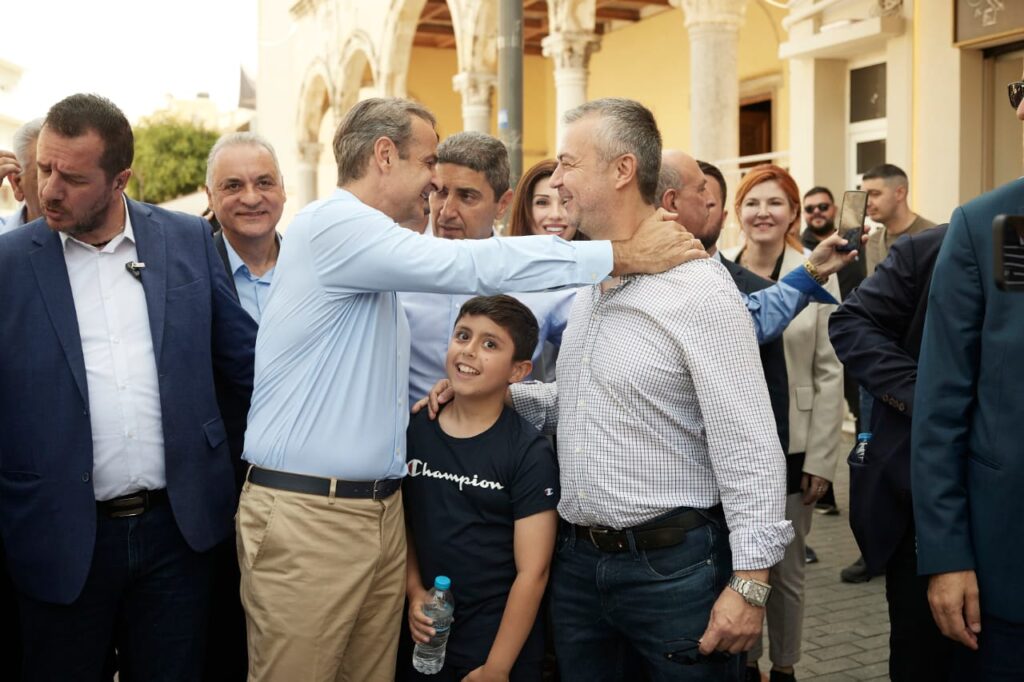 Ο πρωθυπουργός με τον Δημήτρη Αγαπίου και τον υιό Αγαπίου!