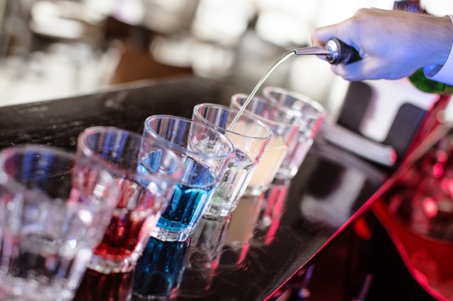 Νοθευμένα ποτά: Η ζάχαρη, η μαγιά και οι “μαύρες τρύπες” σε δημόσια υγεία και έσοδα