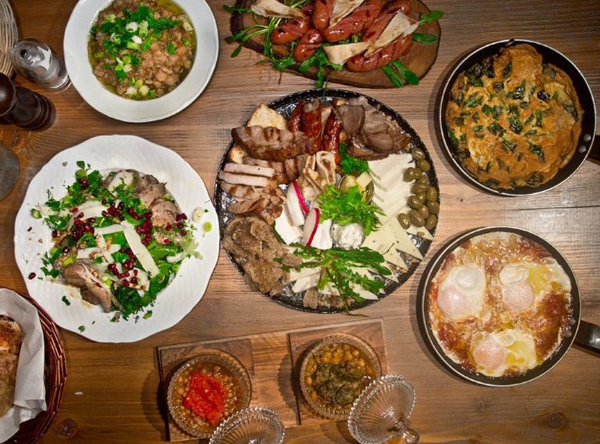 Έξοδος για Στέφανο και Τάιλερ σε παραδοσιακό στέκι της πόλης