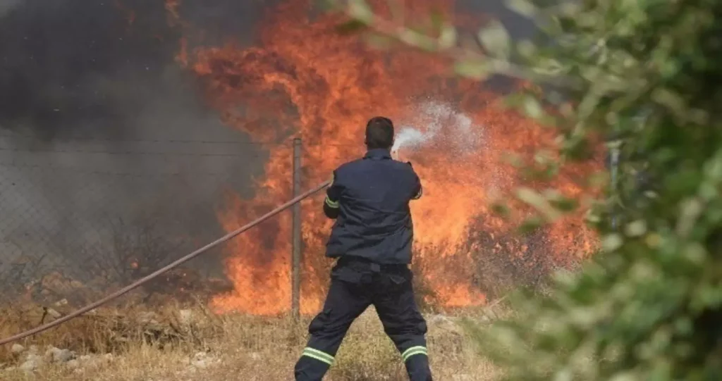 Μεγάλη φωτιά στο Βαθύ Αγίου Νικολάου
