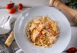 Η Νεκταρία Κοκκινάκη μαγειρεύει μακαρόνια με κοτόπουλο