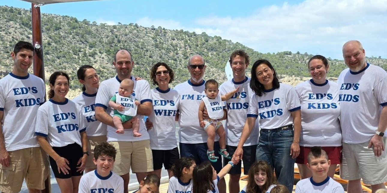 Ποζάρει με όλη την οικογένεια πάνω σε γιοτ ο Mr. Facebook