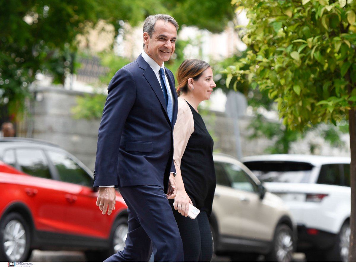 Μαζί με τον πρωθυπουργό στα Χανιά η διευθύντρια επικοινωνίας του (photo)