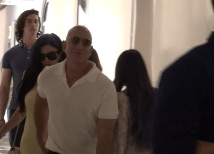 Συνεχίζει στην Ελλάδα διακοπές ο Τζεφ Μπέζος