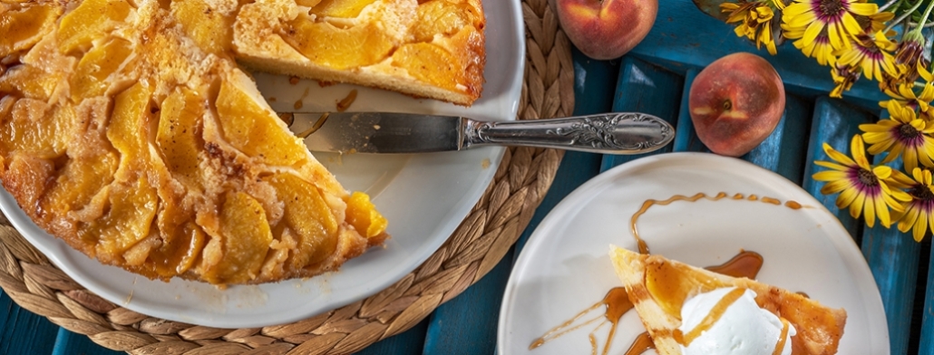 Η Νεκταρία Κοκκινάκη μαγειρεύει ανάποδο κέικ με ροδάκινα