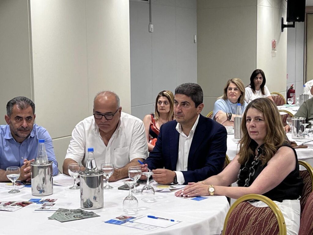 Η πρώτη εμφάνιση Αυγενάκη μετά την απομάκρυνση του από το Υπουργείο