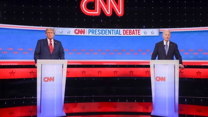 Μπάιντεν και Τραμπ αντάλλαξαν κατηγορίες και προσβολές, όχι όμως χειραψία