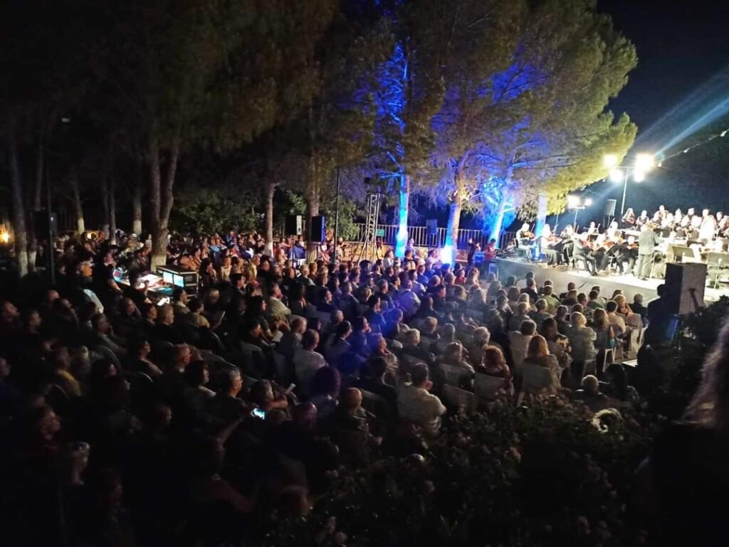 Πλήθος κόσμου στη συναυλία Εθνικής Συμφωνικής Ορχήστρας ΕΡΤ στη Γκουβερνιώτισσα