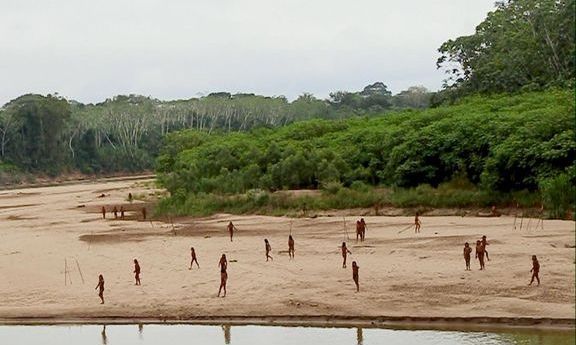 Πρωτόγονη φυλή του Αμαζόνιου βγαίνει από την περιοχή της
