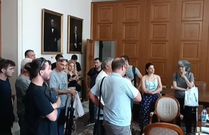 Αντιπρύτανης του ΕΚΠΑ πέταξε έξω από το γραφείο της συνδικαλιστές!