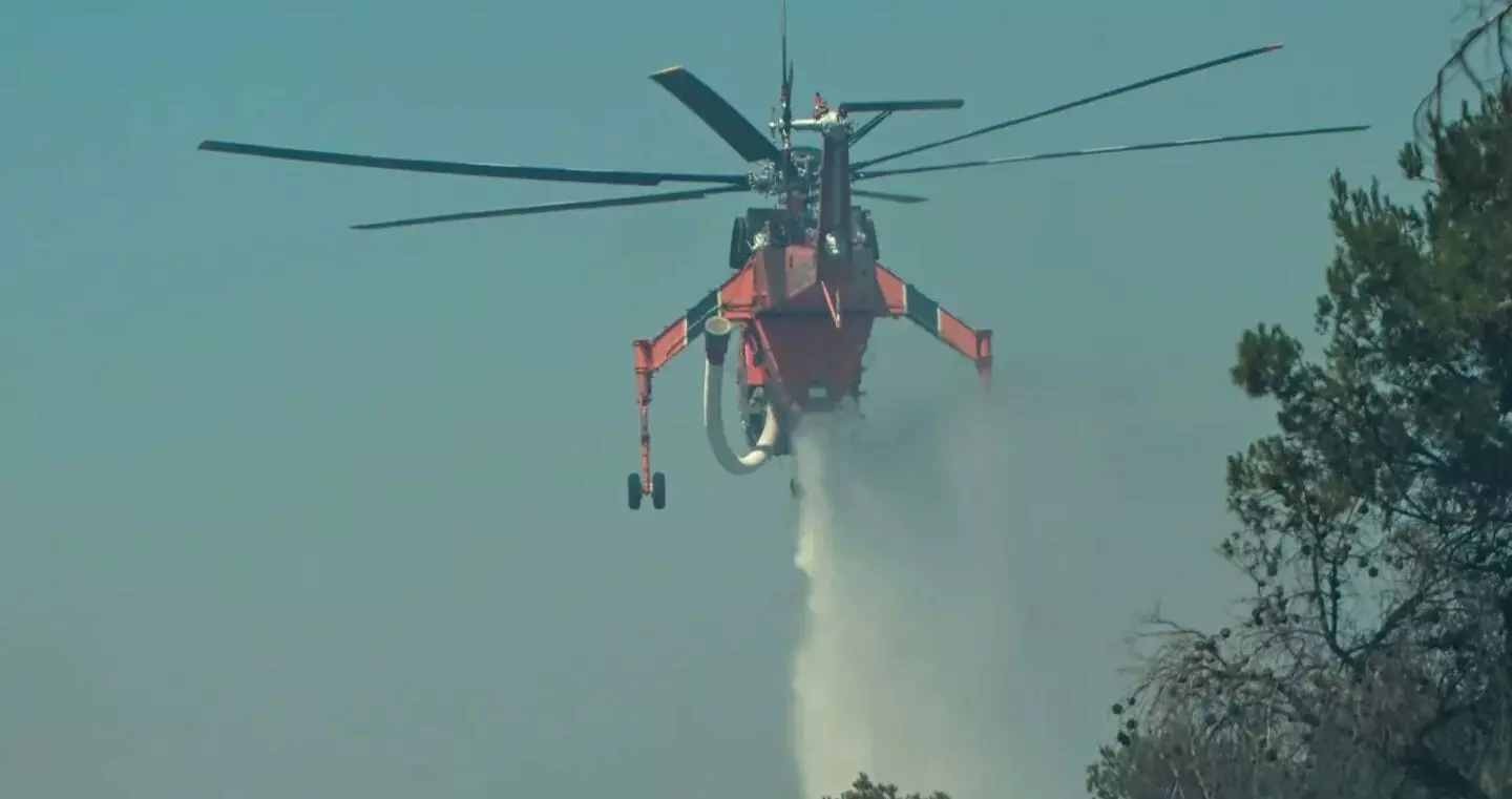 Πετούσαν πέτρες στο ελικόπτερο που επιχειρούσε στη φωτιά!